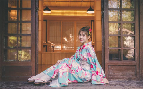 草莓榴莲向日葵18岁注意免费直播